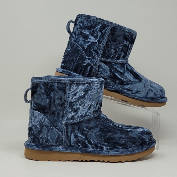 UGG Classic Mini II Velvet Fashion Winter Boot Big Girl Size 4 Blue 1142070K New - Picture 3 of 13